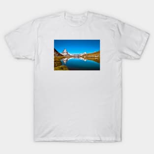 Matterhorn mirroring Swiss Alps / Swiss Artwork Photography T-Shirt